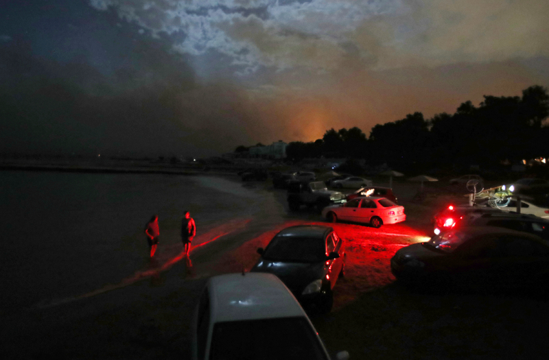 Illustration for article titled Por qué arrojarse al mar para escapar de un incendio como están haciendo en Grecia no es una buena idea